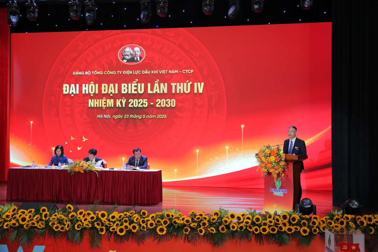Các đại biểu tham luận tại Đại hội