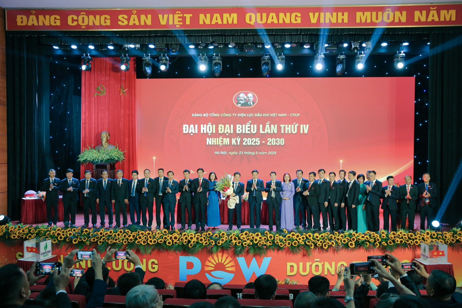 Lãnh đạo Petrovietnam chúc mừng Ban Chấp hành Đảng bộ PV Power nhiệm kỳ 2025 - 2030