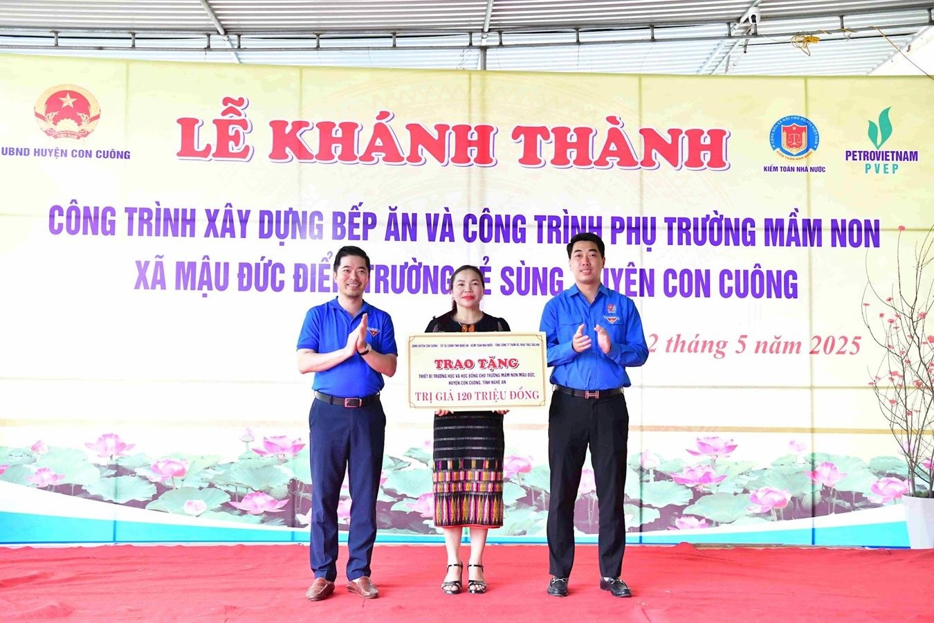 Đại diện Đoàn công tác KTNN và PVEP tặng quà cho tập thể thầy trò điểm trường Kẻ Sùng, huyện Con Cuông, tỉnh Nghệ An