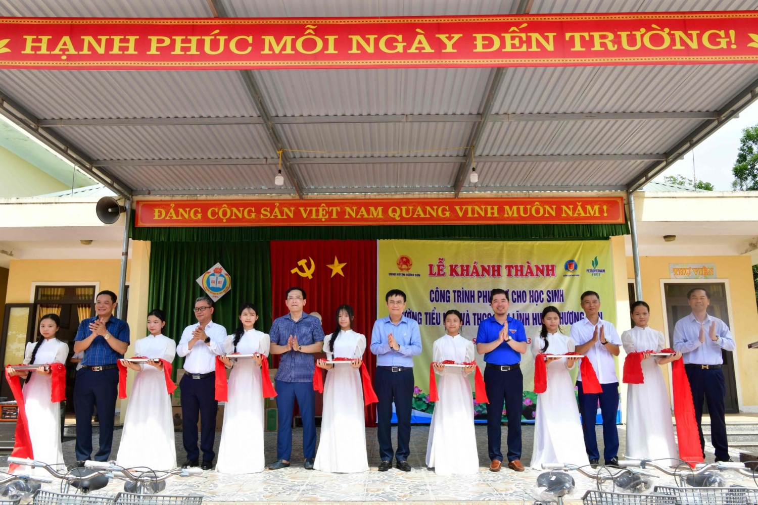 Các đại biểu cắt băng khánh thành Cụm công trình phụ trợ học sinh Trường Tiểu học và THCS Sơn Lĩnh, huyện Hương Sơn, tỉnh Hà Tĩnh.