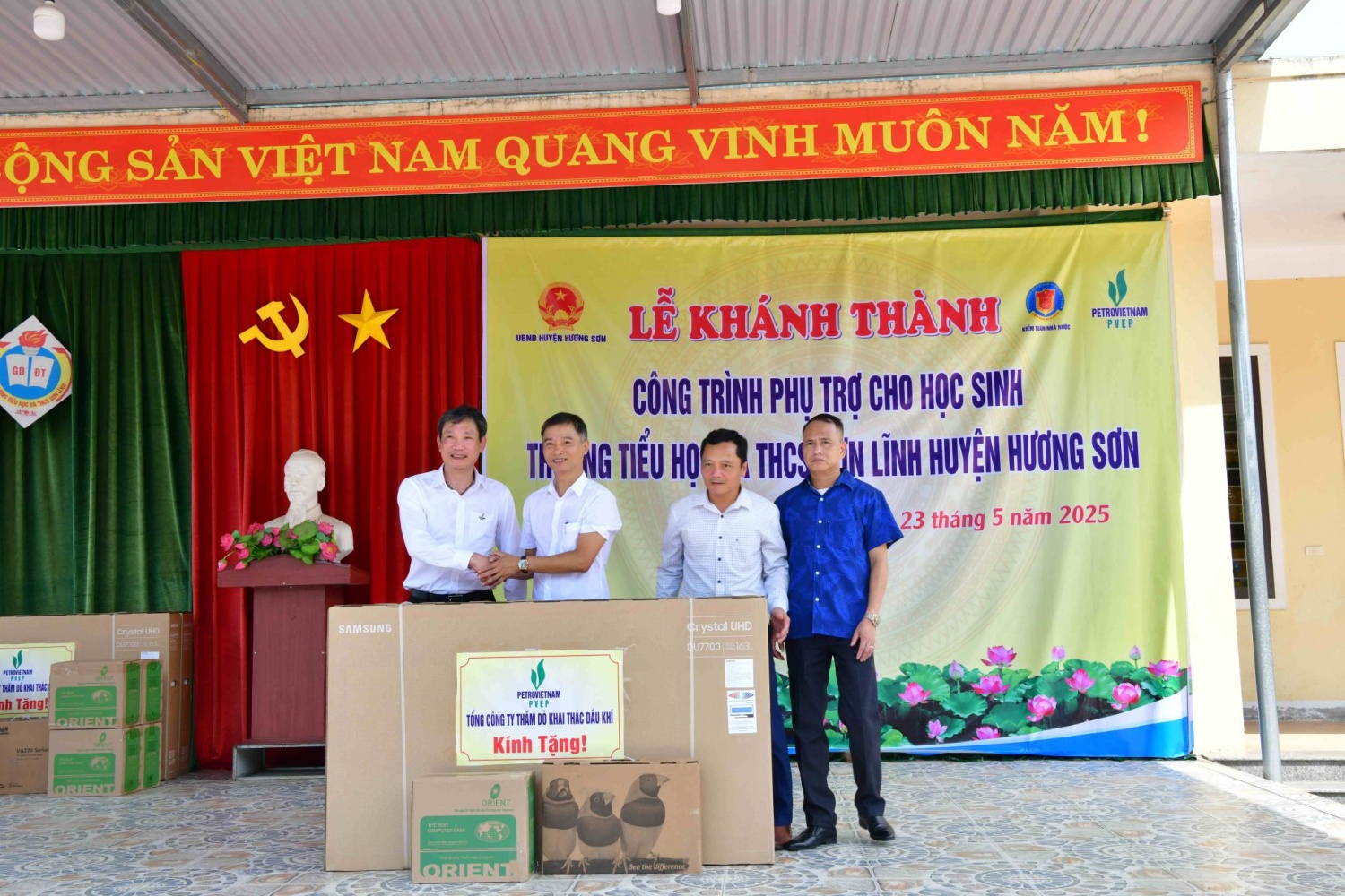 Đại diện PVEP tặng quà cho tập thể Nhà trường