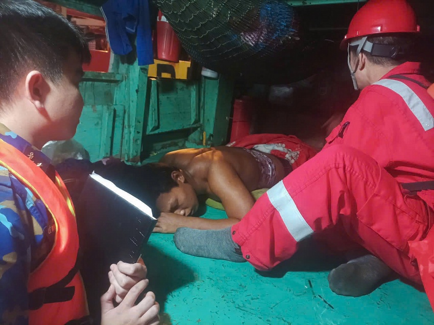 Bác sĩ giàn FPU DH01 khám cho nạn nhân trên tàu cá.
