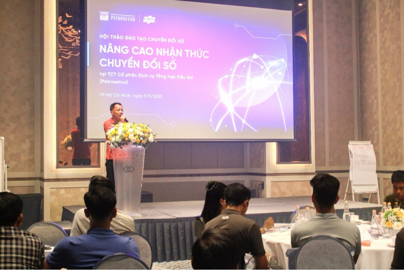Ông Phùng Tuấn Hà - Chủ tịch HĐQT PETROSETCO phát biểu định hướng tại hội thảo, nhấn mạnh vai trò của chuyển đổi số và trí tuệ nhân tạo trong chiến lược phát triển bền vững của Tổng Công ty.