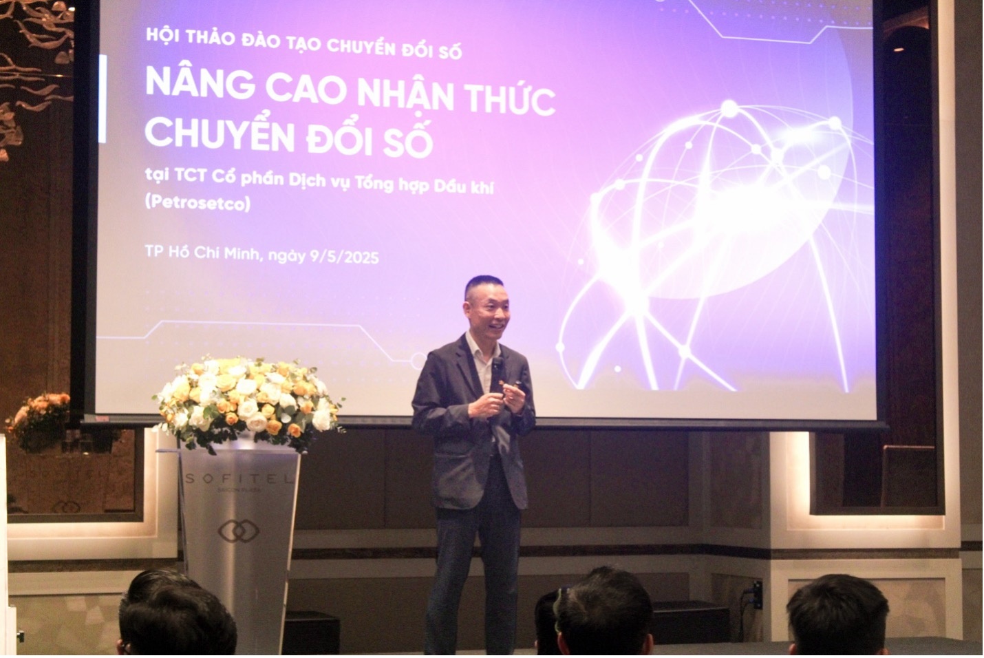 Ông Vương Quân Ngọc, Giám đốc tư vấn FPT Digital - Tập đoàn FPT chia sẻ trong hội thảo về định hướng triển khai tư duy AI-First vào vận hành doanh nghiệp.
