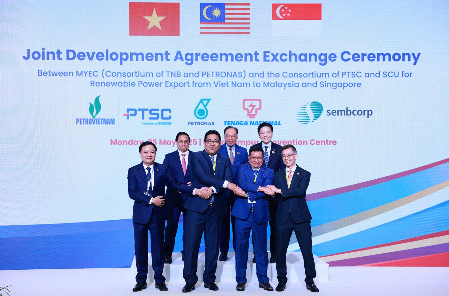 Thủ tướng Phạm Minh Chính cùng Thủ tướng Malaysia Anwar Ibrahim và Thủ tướng Singapore Lawrence Wong chứng kiến trao đổi Thỏa thuận phát triển chung về xuất khẩu điện tái tạo từ Việt Nam sang Malaysia và Singapore. Ảnh: Dương Giang-TTXVN