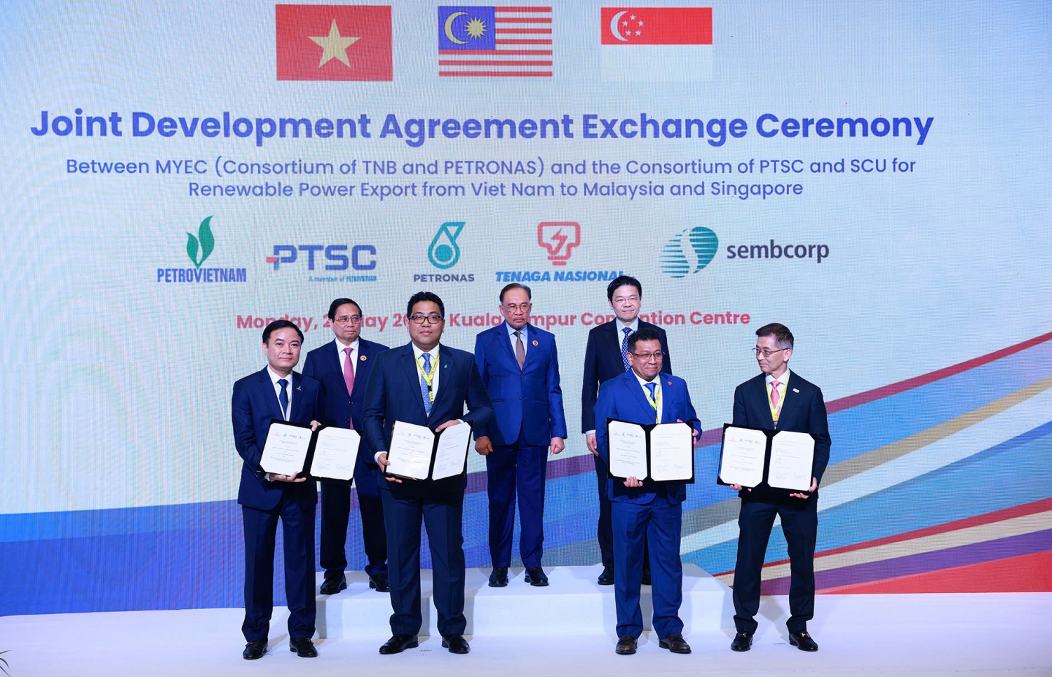Thủ tướng Phạm Minh Chính cùng Thủ tướng Malaysia Anwar Ibrahim và Thủ tướng Singapore Lawrence Wong chứng kiến trao đổi Thỏa thuận phát triển chung về xuất khẩu điện tái tạo từ Việt Nam sang Malaysia và Singapore. Ảnh: Dương Giang-TTXVN