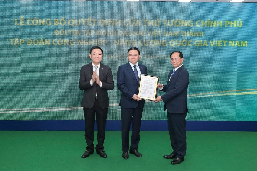 Thừa ủy quyền của Thủ tướng Chính phủ, ngày 9/4, Phó Thủ tướng Bùi Thanh Sơn trao quyết định đổi tên Tập đoàn Công nghiệp - Năng lượng Quốc gia Việt Nam