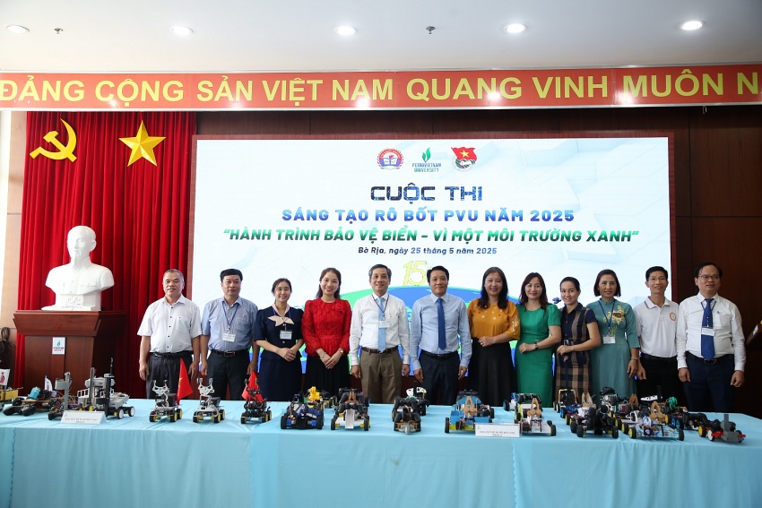 Các đại biểu và Ban tổ chức cuộc thi
