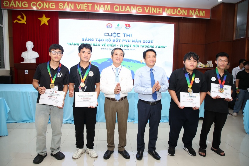 Ban tổ chức trao giải cho các đội thi tại cuộc thi Sáng tạo Rô bốt PVU 2025
