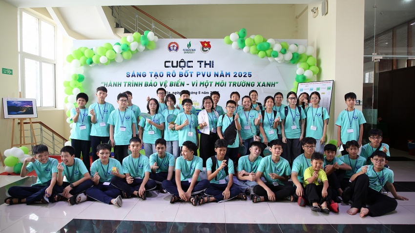 Cô Nguyễn Thị Hoài Giang cùng các đội thi của Trường THCS Thắng Nhất hào hứng tham gia cuộc thi.