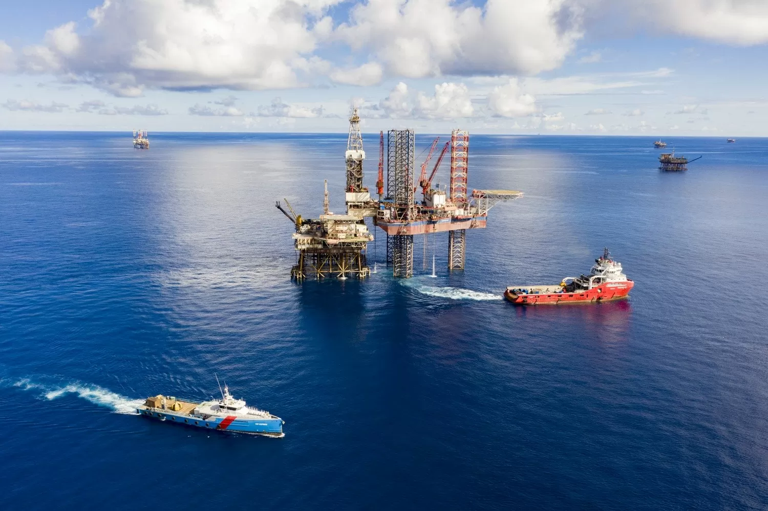 Petrovietnam vẫn chưa sở hữu hệ sinh thái đầy đủ từ khảo sát, kỹ thuật, công nghệ turbine, tích trữ năng lượng đến xuất khẩu điện xanh... Ảnh: Quang Hùng