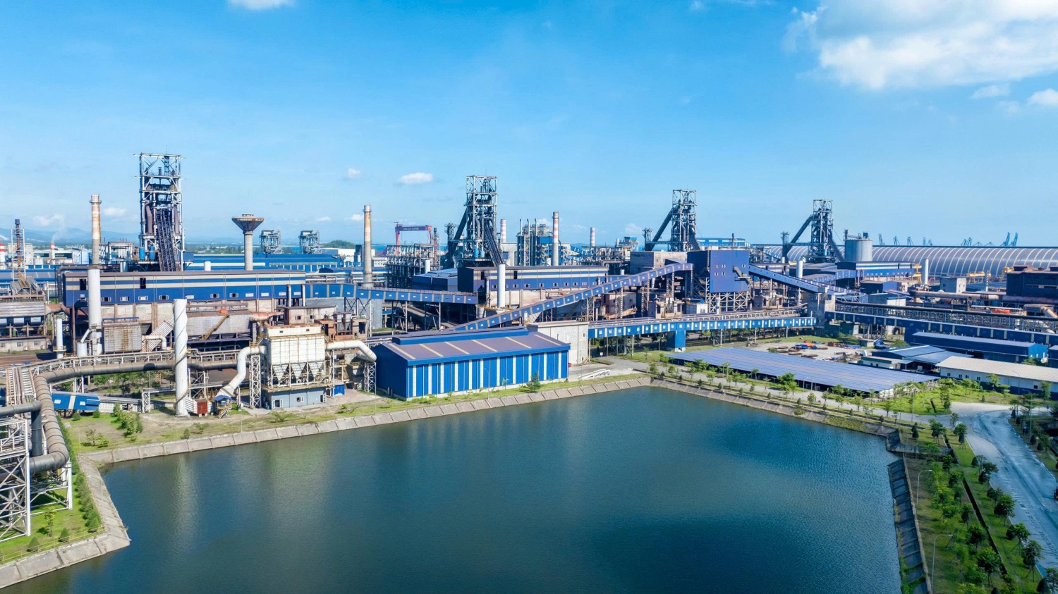 Khu liên hợp sản xuất gang thép Hòa Phát Dung Quất - tỉnh Quảng Ngãi. Đây là cơ sở sản xuất lớn nhất của Hòa Phát, với quy mô 700ha, quy mô công suất 12 triệu tấn thép/năm, trong đó tập trung chủ yếu vào thép chế tạo, thép chất lượng cao