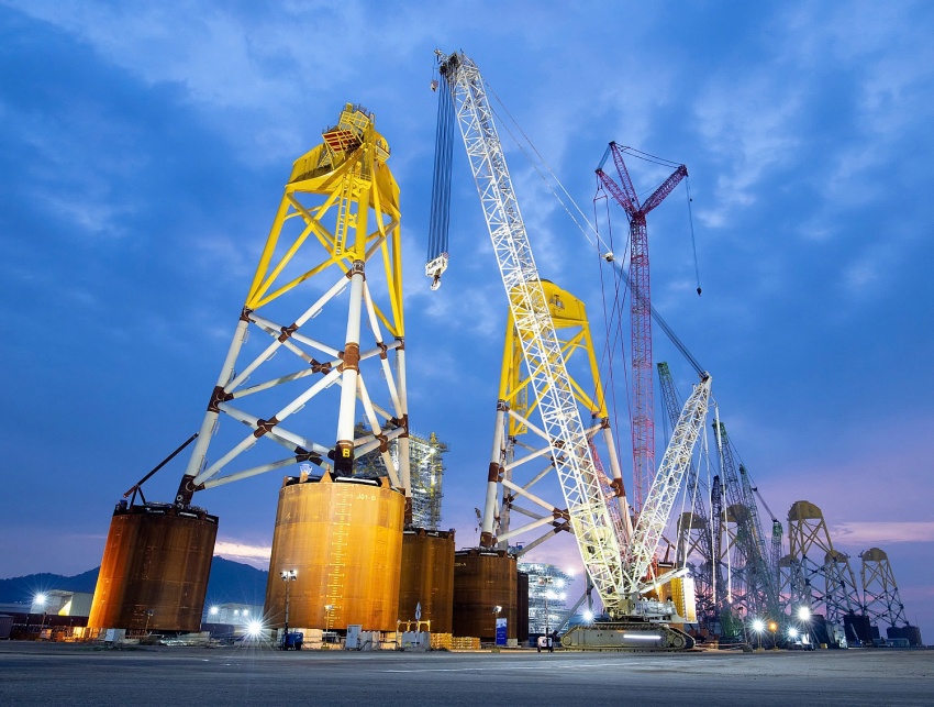 Các chân đế trụ điện gió ngoài khơi thi công tại Trung tâm Công nghiệp năng lượng và Hậu cần kỹ thuật PTSC, TP Vũng Tàu. (Ảnh: Lâm Thanh Liêm)