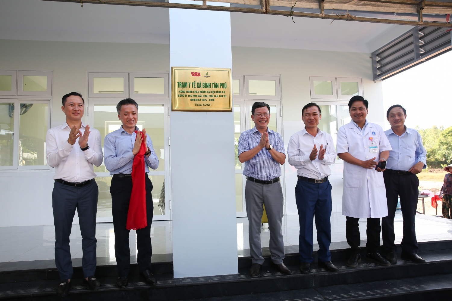 Các đại biểu thực hiện nghi thức gắn biển công trình Trạm Y tế xã Bình Tân Phú. Đây là công trình được Đảng ủy BSR lựa chọn chào mừng Đại hội Đại biểu Đảng bộ BSR lần thứ VII, nhiệm kỳ 2025-2030.