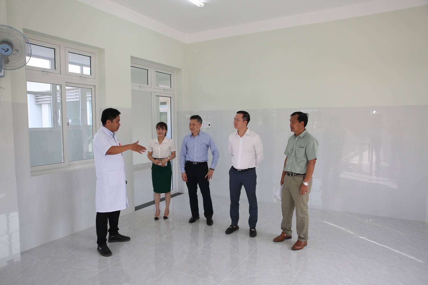 Các đại biểu tham quan, kiểm tra công trình Trạm Y tế xã Bình Tân Phú.