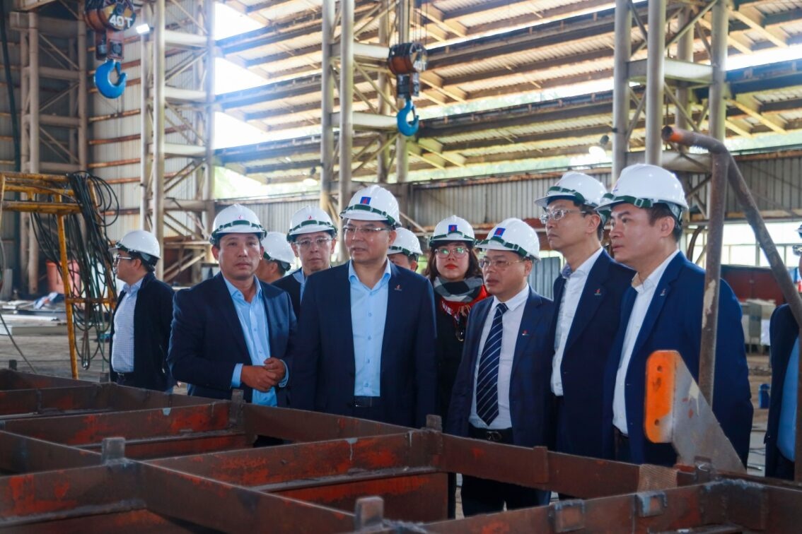 Đoàn công tác Petrovietnam tham quan, kiểm tra tình hình thực hiện công việc tại dock sửa chữa của DQS.