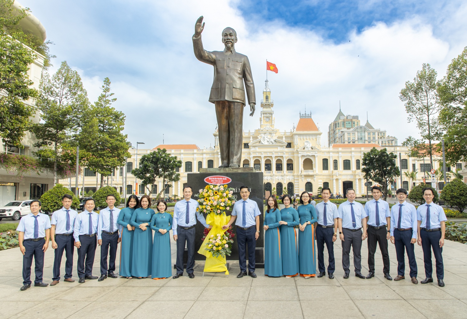 Đồng chí Nguyễn Trung Trí - Bí thư Đảng ủy, Chủ tịch HĐQT; đồng chí Lê Văn Sỹ - Phó Bí thư Đảng ủy, thành viên HĐQT, Tổng Giám đốc; đồng chí Nguyễn Thị Thanh Hiền - Ủy viên Ban Thường vụ, Phó Tổng giám đốc, Chủ tịch Công đoàn, đồng chí Nguyễn Trần Chung - Trưởng ban Kiểm soát và CBCNV Tổng công ty PVMR tại buổi lễ dâng hoa