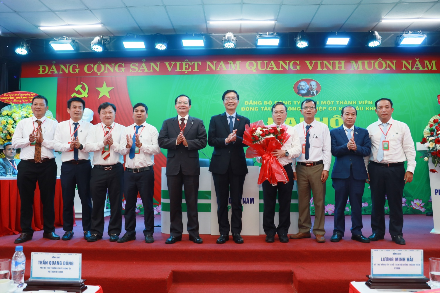 Đồng chí Tôn Long Hiếu - Phó Bí thư Đảng ủy UBND tỉnh Quảng Ngãi (thứ 5 từ trái qua); đồng chí Trần Quang Dũng - Phó Bí thư thường trực Đảng ủy Petrovietnam; đồng chí Phạm Quang Dũng - Ủy viên BTV, Chánh Văn phòng Đảng ủy Petrovietnam tặng hoa chúc mừng các đồng chí trong Ban Chấp hành Đảng bộ PVSM nhiệm kỳ 2025-2030.