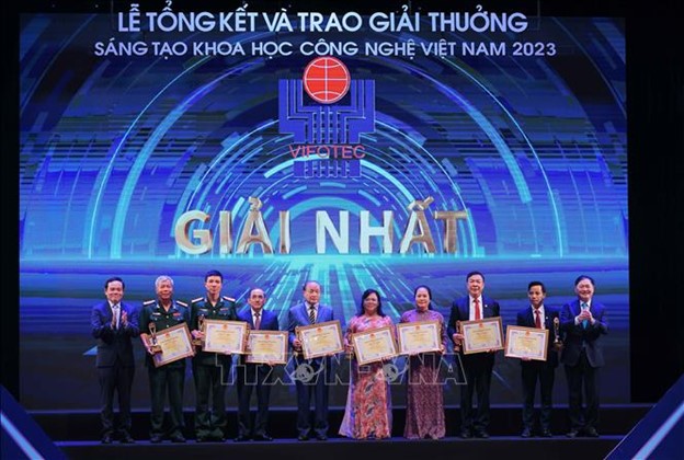 At the 2024 Vietnam Science and Technology Innovation Awards (VIFOTEC), held on May 28 in Hanoi, the project titled “Design of a Well Completion Assembly for Repairing Oil and Gas Wells Under Complex Conditions” by a research team from the PetroVietnam Exploration Production Corporation (PVEP) was awarded First Prize.