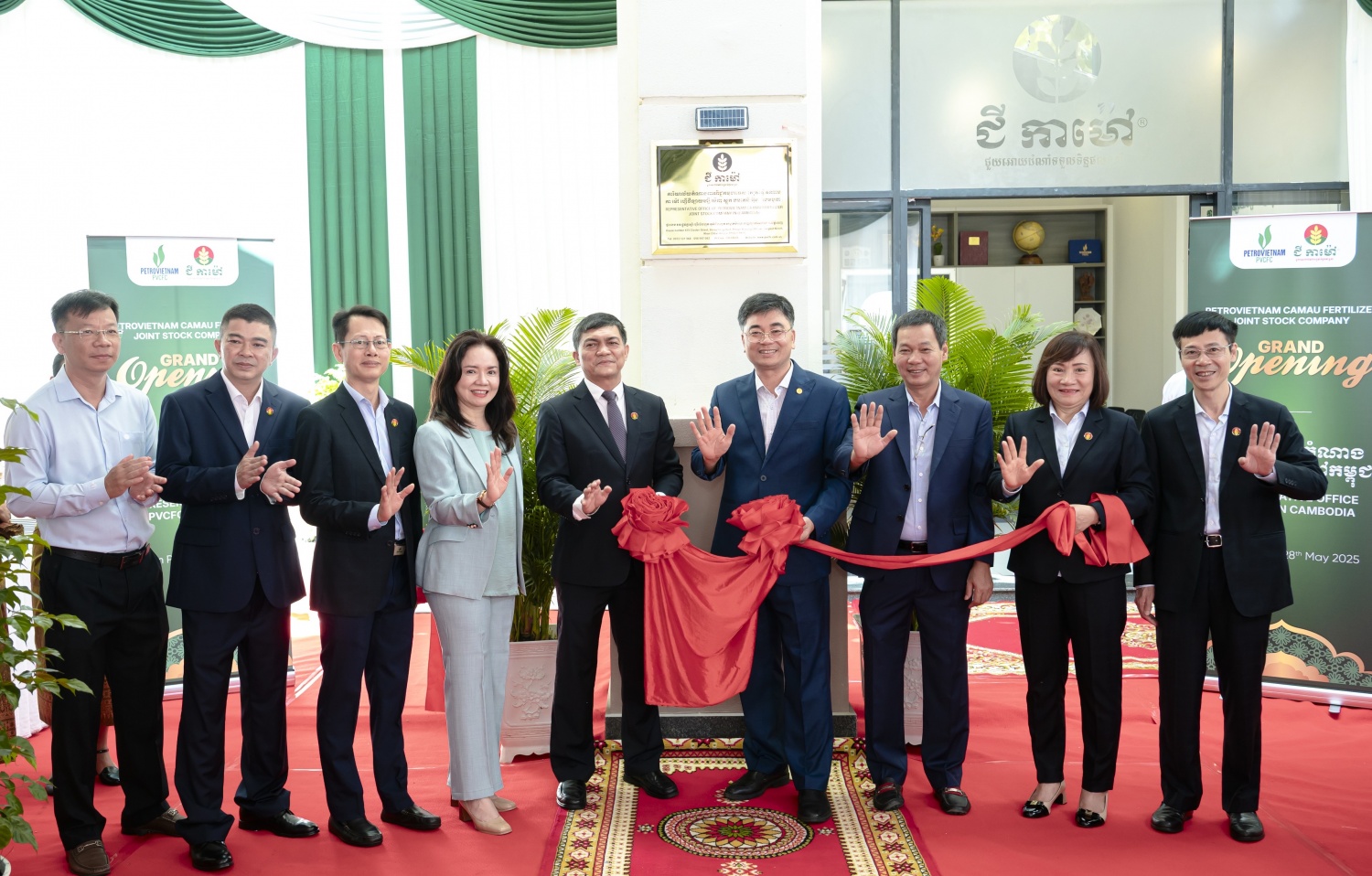 Ban lãnh đạo PVCFC thực hiện nghi thức khai trương văn phòng tại Campuchia