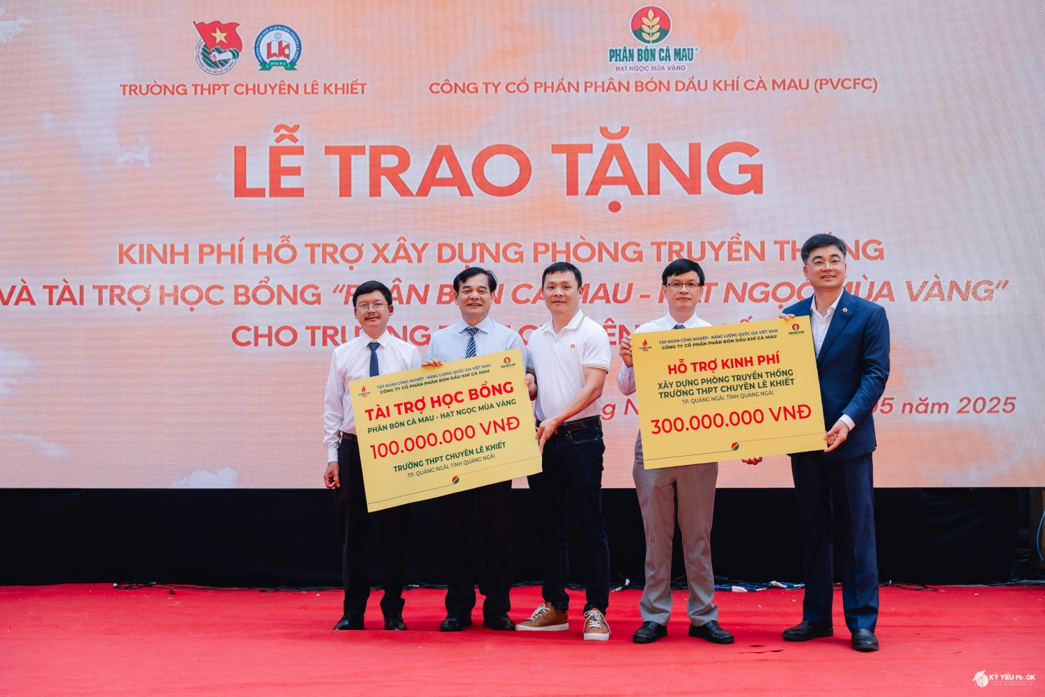 Đại diện PVCFC trao biểu trưng tài trợ kinh phí xây dựng Phòng Truyền thống và học bổng “Hạt ngọc mùa vàng” cho học sinh Trường THPT chuyên Lê Khiết.