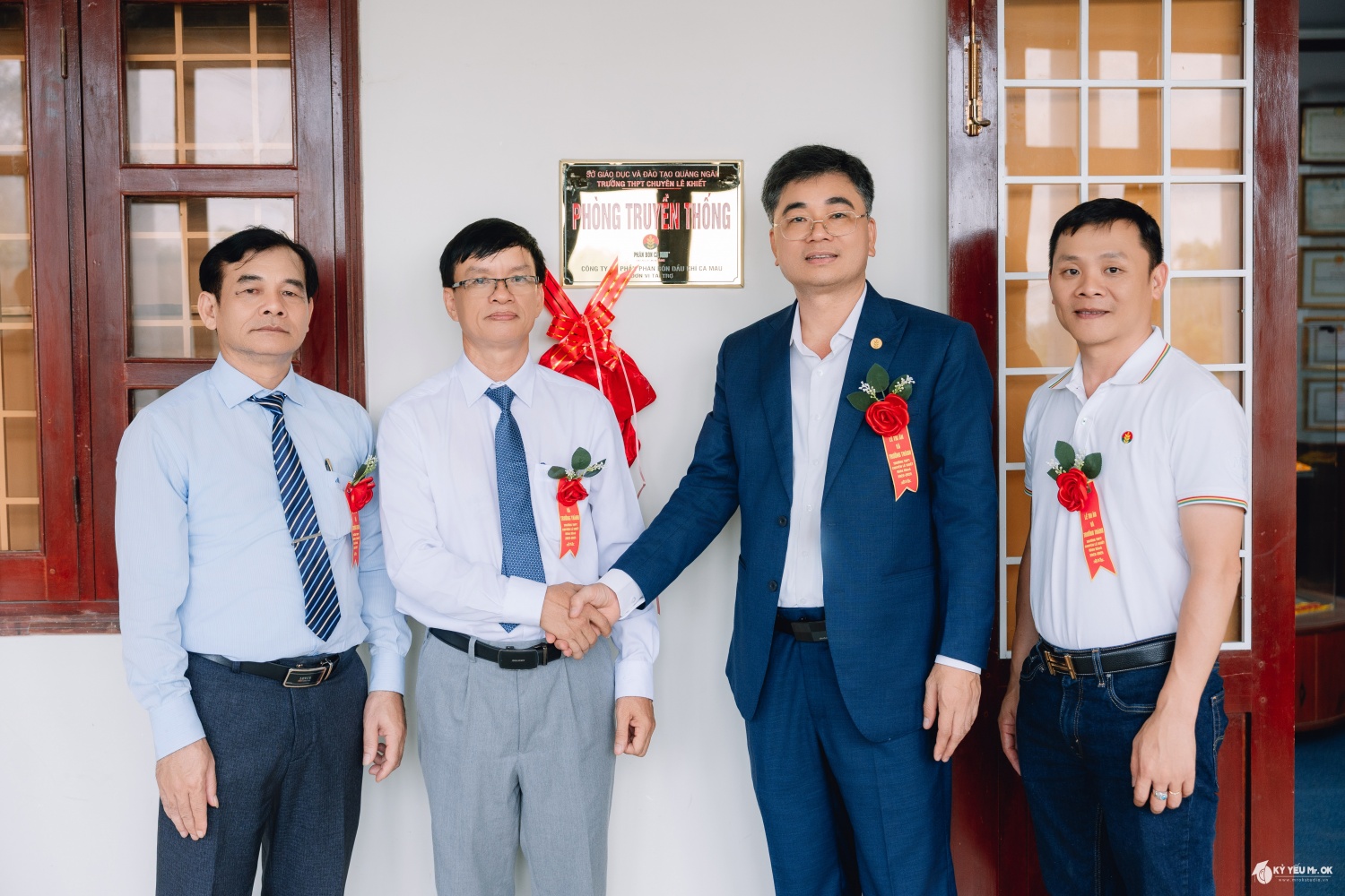 Đại diện PVCFC và Ban Giám hiệu nhà trường tham quan Phòng Truyền thống - nơi lưu giữ những dấu ấn hơn 50 năm hình thành và phát triển của Trường THPT chuyên Lê Khiết