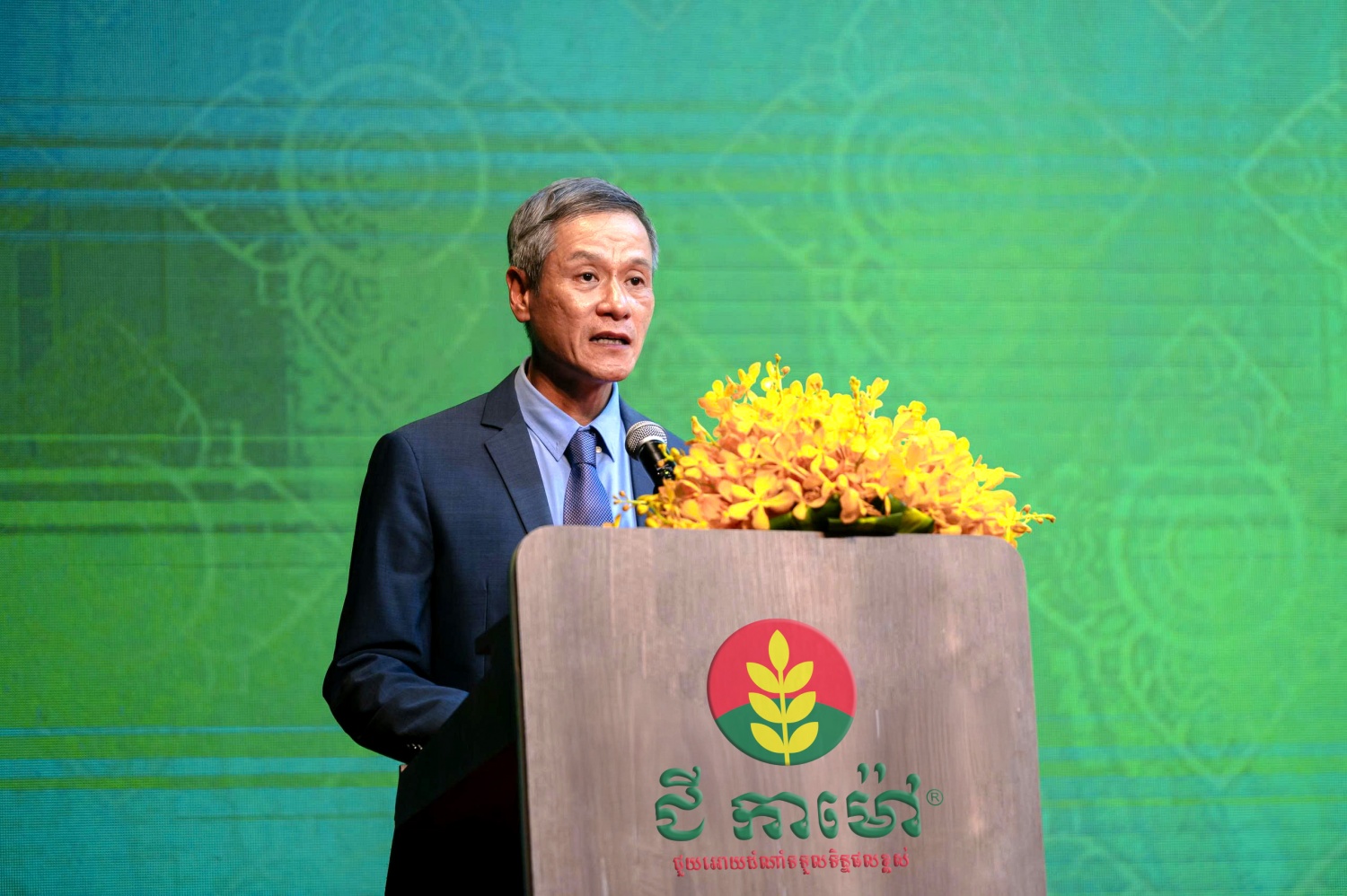 Ông Nguyễn Minh Vũ - Đại sứ Đặc mệnh toàn quyền nước Cộng hòa xã hội chủ nghĩa Việt Nam tại Vương quốc Campuchia chúc mừng khai trương