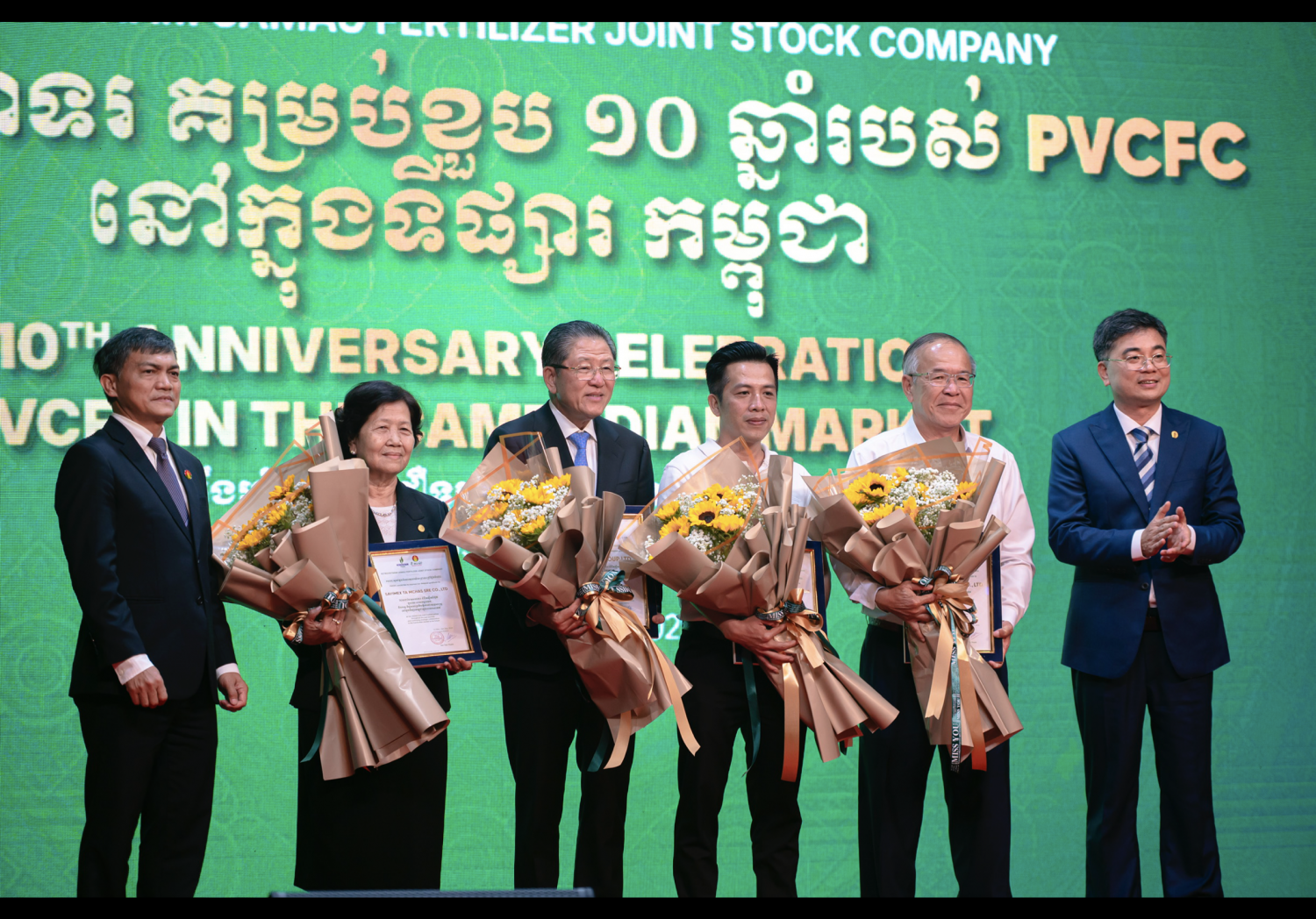 Đại diện PVCFC trao quà và hoa cho các nhà phân phối tại Campuchia