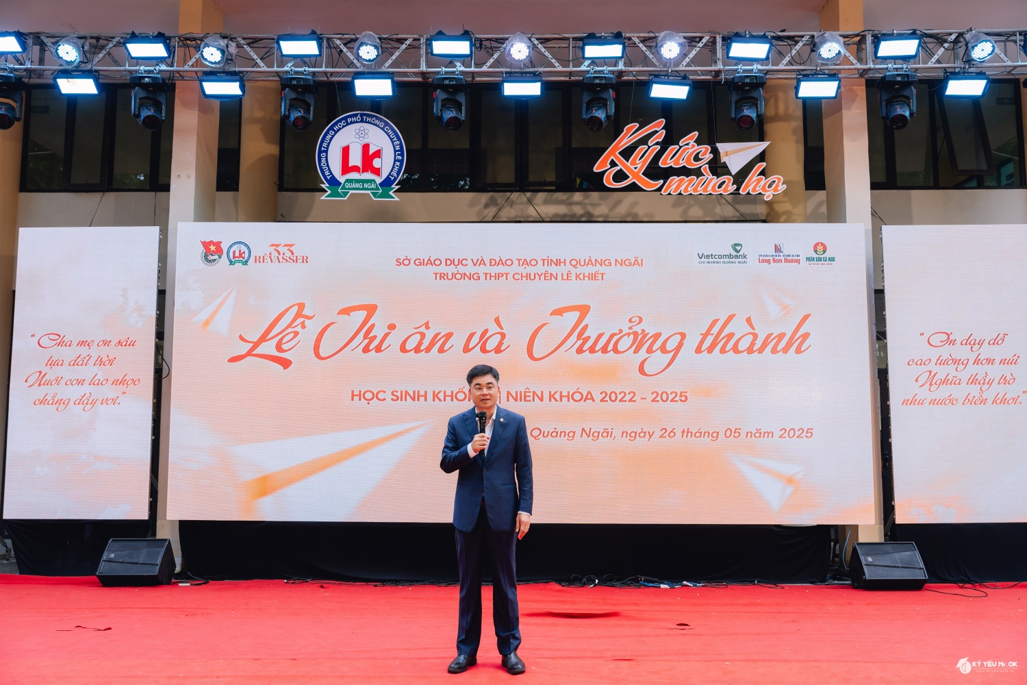Ông Trần Ngọc Nguyên - đại diện lãnh đạo Phân bón Cà Mau gửi lời chúc mừng đến các em học sinh, khẳng định sự đồng hành của doanh nghiệp với sự nghiệp giáo dục và thế hệ trẻ Quảng Ngãi.