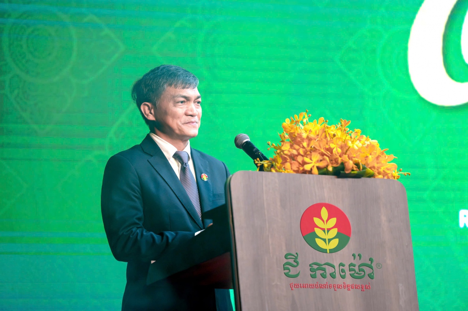Ông Văn Tiến Thanh, Tổng Giám đốc PVCFC chúc mừng văn phòng khai trương