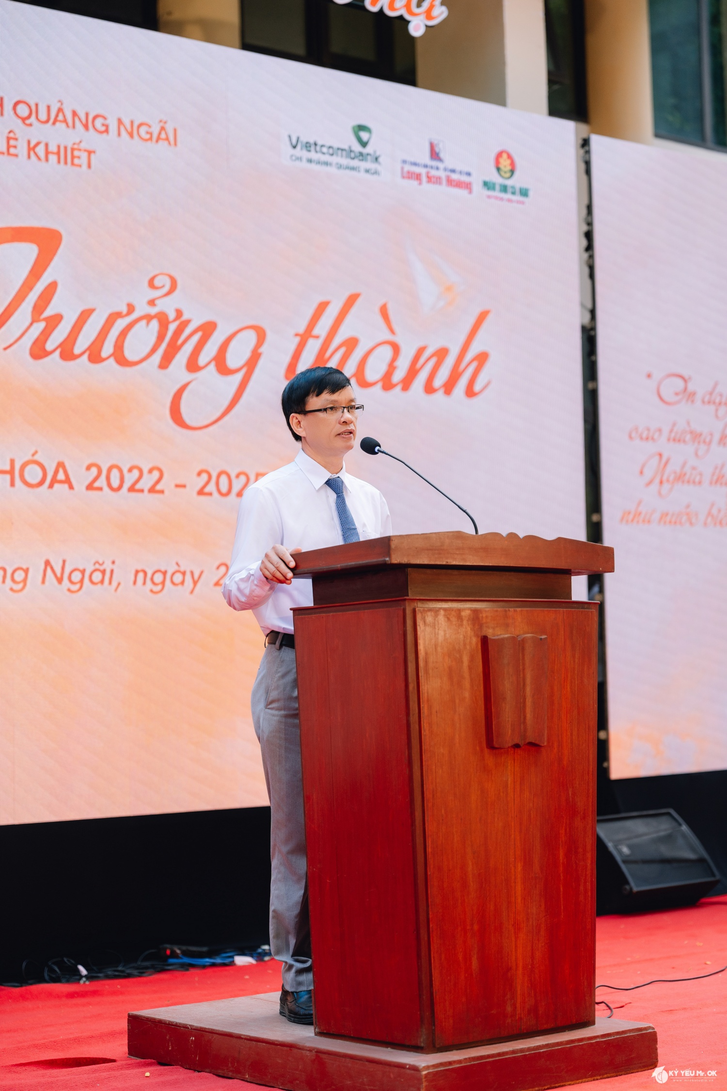 Thầy Trần Quang Hồng - Hiệu trưởng Trường THPT chuyên Lê Khiết xúc động chia sẻ những lời nhắn gửi, kỳ vọng và tình cảm dành cho các em học sinh khối 12 trong ngày lễ tri ân và trưởng thành.
