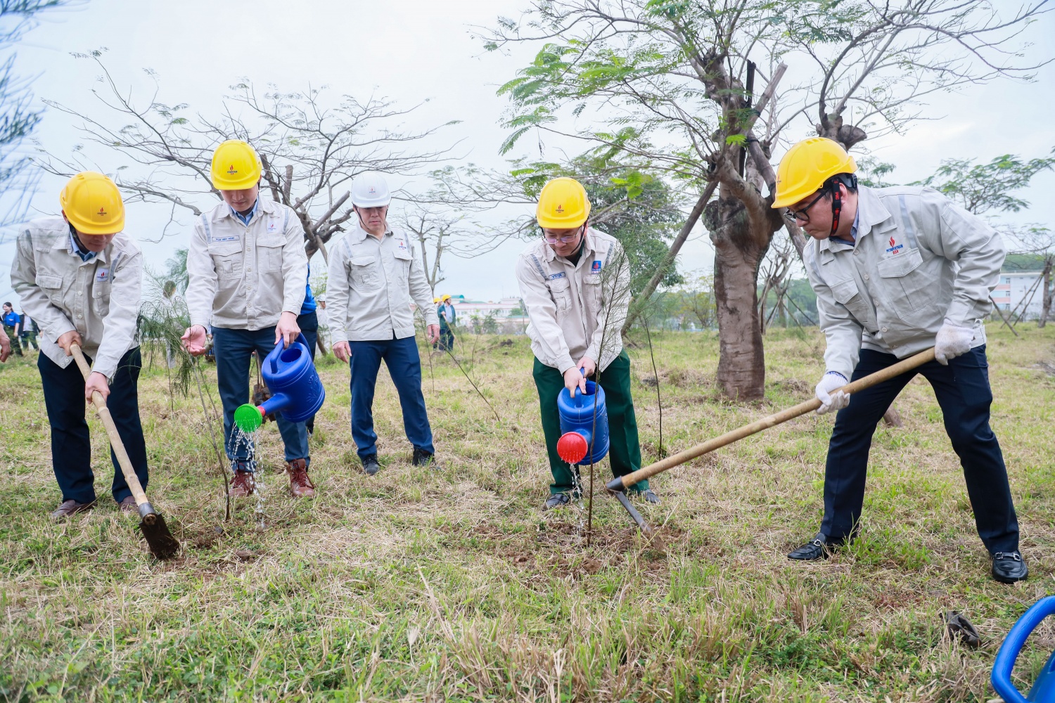 Ông Nguyễn Việt Thắng - Tổng Giám đốc BSR (ngoài cùng bên phải) cùng lãnh đạo Công ty trong buổi lễ trồng cây đầu năm 2025.