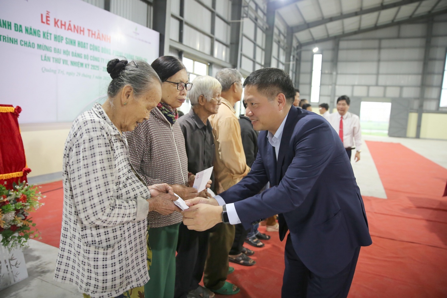 Ông Bùi Ngọc Dương - Bí thư Đảng ủy, Chủ tịch HĐQT BSR tặng quà cho các hộ gia đình chính sách tại thị xã Quảng Trị.