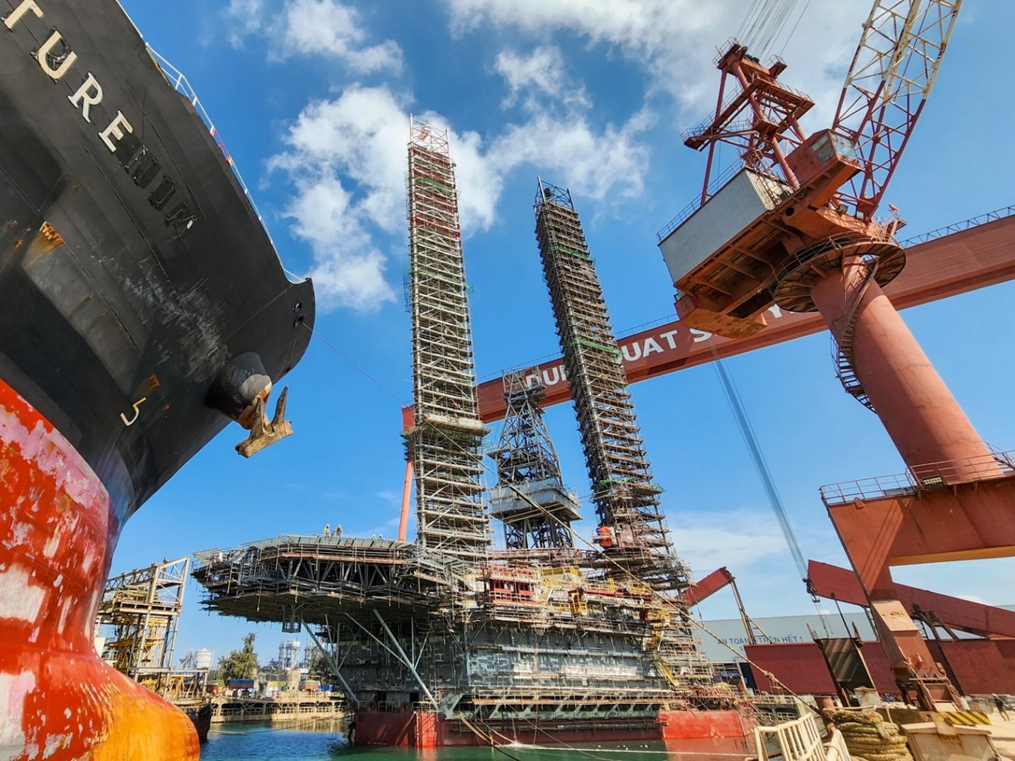  The Murmanskaya rig, owned by Arktikmorneftegazrazvedka.Josc (Russia), measures 88 meters in length, 66 meters in width, with a platform height of 9.7 meters and leg length of 146 meters. PVSM has been entrusted with three maintenance and repair campaigns for this rig.