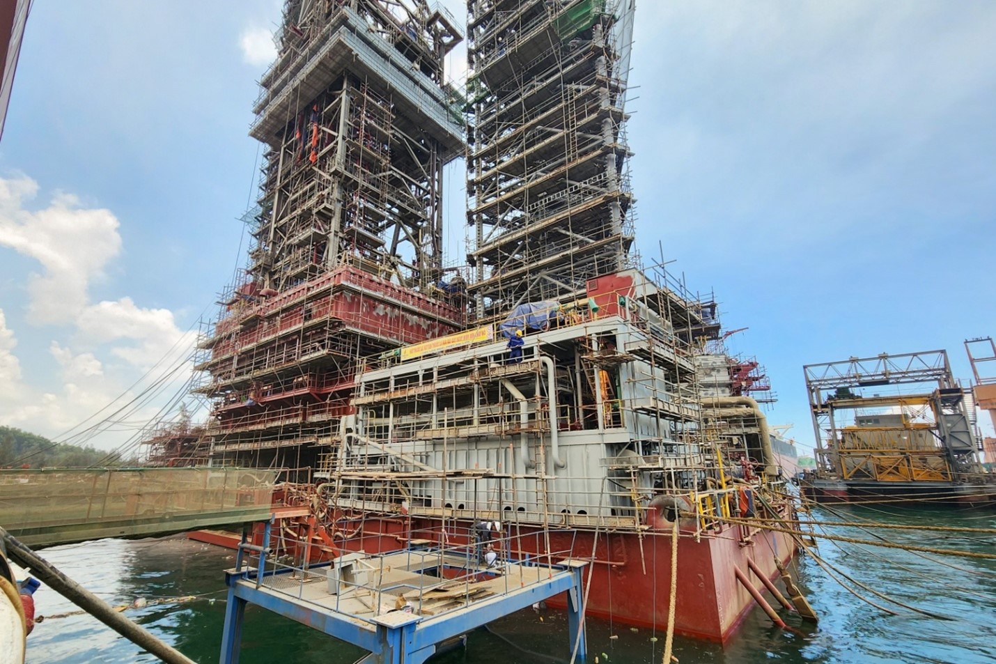 While rig repairs previously took between 75 to 180 days, PVSM completed the Murmanskaya overhaul in just 45 days—thanks to meticulous planning and extensive experience in tasks such as valve maintenance, steelwork, and coating.