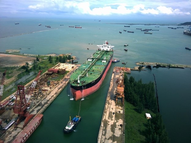 PVSM also undertook the repair and conversion of the Galilean 7—once the largest oil tanker ever docked in Vietnam. With a deadweight ranging from 180,000 to 320,000 tons, a length of 334 meters, a beam of 58 meters, and a draft of 11.4 meters, the vessel was entrusted by a Nigerian owner for conversion into a Floating Storage and Offloading (FSO) unit.