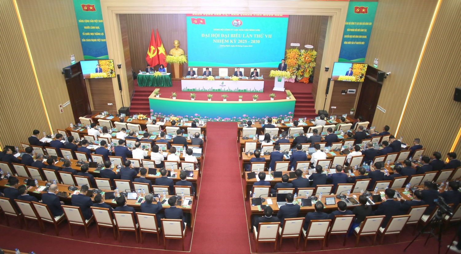 Toàn cảnh Đại hội Đảng bộ Công ty Lọc hóa dầu Bình Sơn lần thứ VII, nhiệm kỳ 2025-2030.