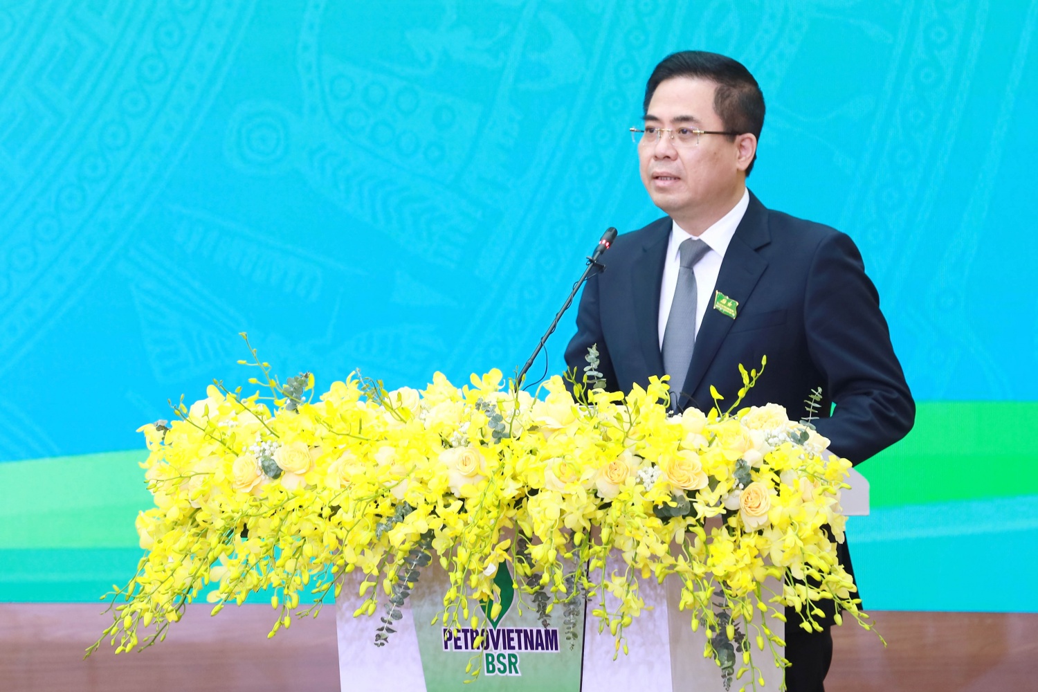 Đồng chí Nguyễn Hoàng Giang - Phó Bí thư Tỉnh ủy, Chủ tịch UBND tỉnh Quảng Ngãi phát biểu tại Đại hội.