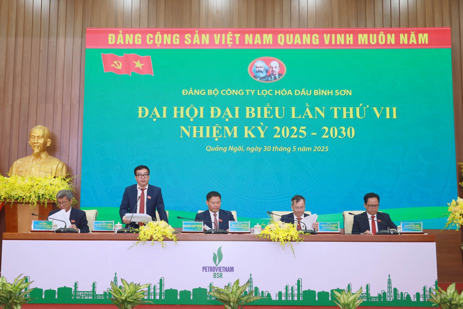Đoàn Chủ tịch điều hành Đại hội.