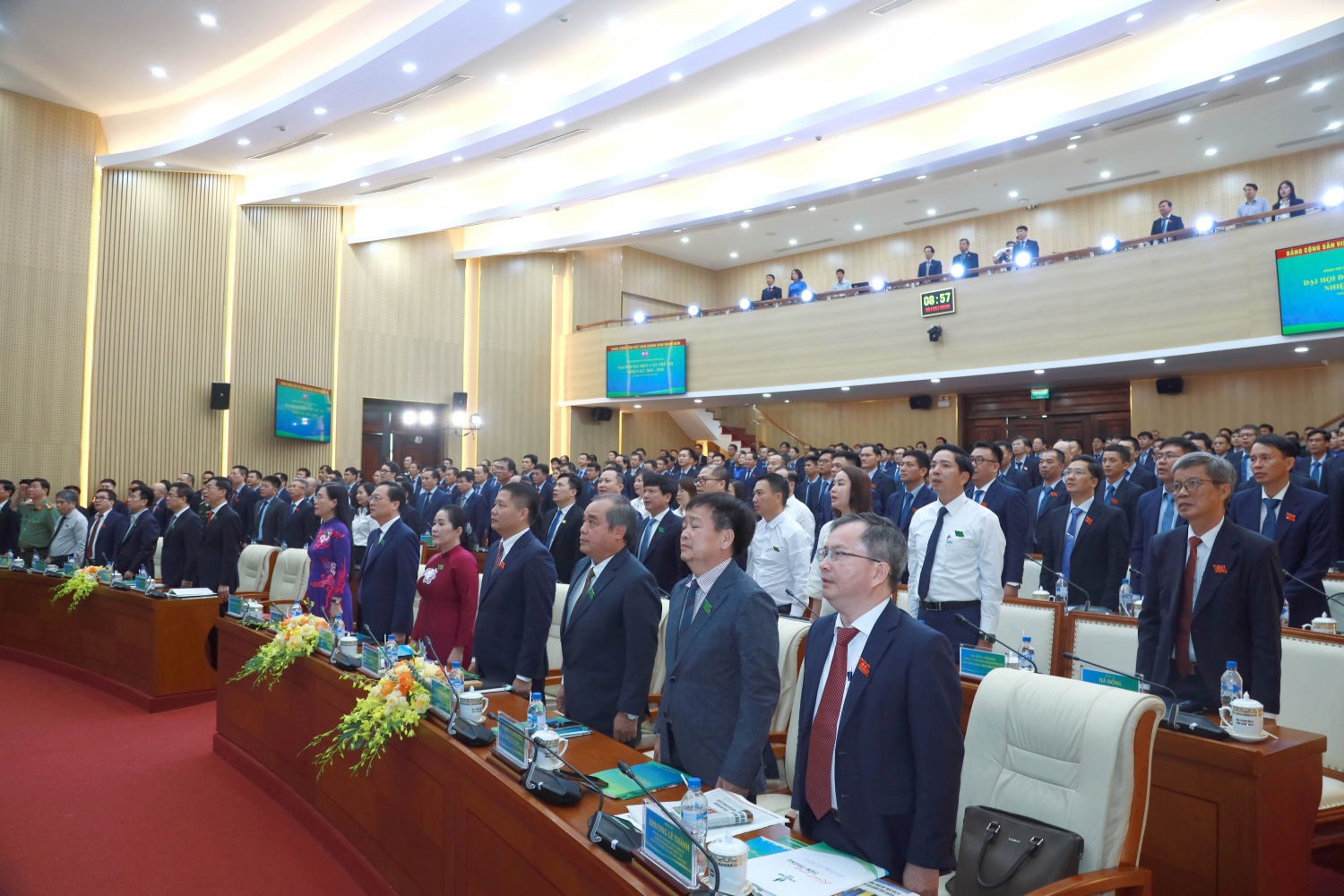 Các đại biểu thực hiện nghi thức chào cờ.
