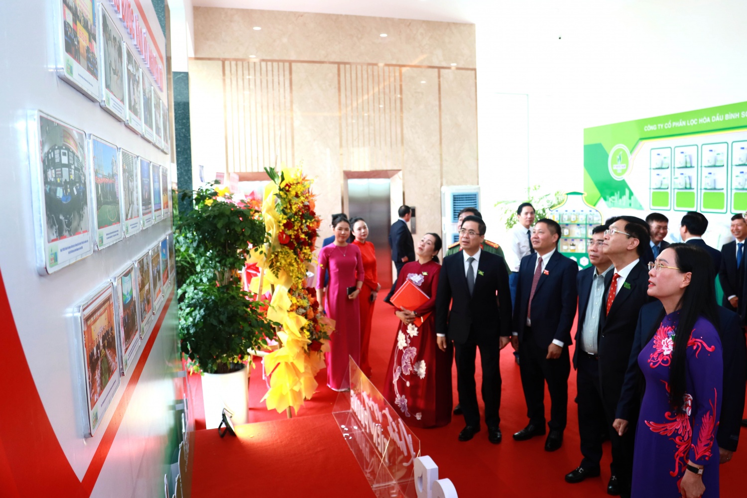 Các vị đại biểu tham quan triển lãm ảnh trước khi tiến hành Đại hội.