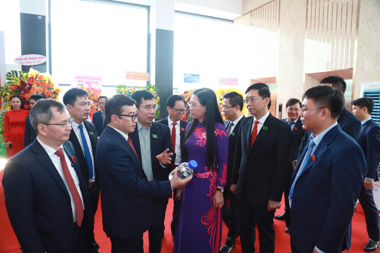 Đồng chí Nguyễn Việt Thắng - Phó Bí thư Đảng ủy, Tổng Giám đốc BSR giới thiệu các sản phẩm của Nhà máy Lọc dầu Dung Quất với các vị đại biểu.