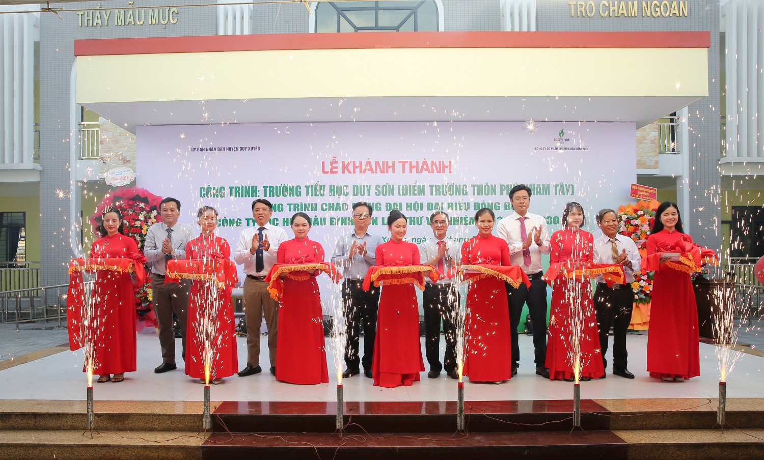 Lãnh đạo huyện Duy Xuyên và lãnh đạo BSR cắt băng khánh thành Trường Tiểu học Duy Sơn (Điểm trường Phú Nham Tây).
