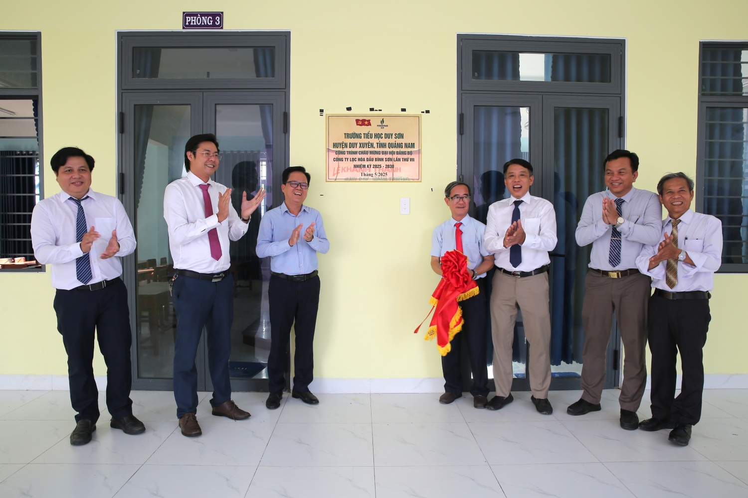 Đại biểu thực hiện nghi thức gắn biển công trình chào mừng Đại hội đại biểu Đảng bộ BSR lần thứ VII, nhiệm kỳ 2025-2030.
