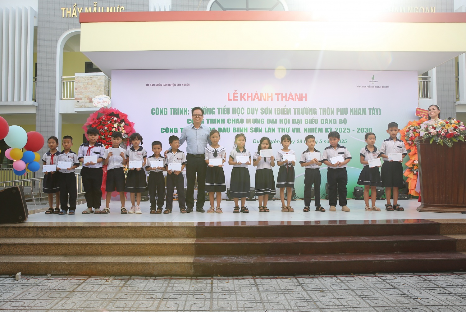 Ông Nguyễn Văn Hội - Ủy viên Ban Thường vụ Đảng ủy, Thành viên HĐQT BSR trao quà cho các em học sinh vượt khó học giỏi.