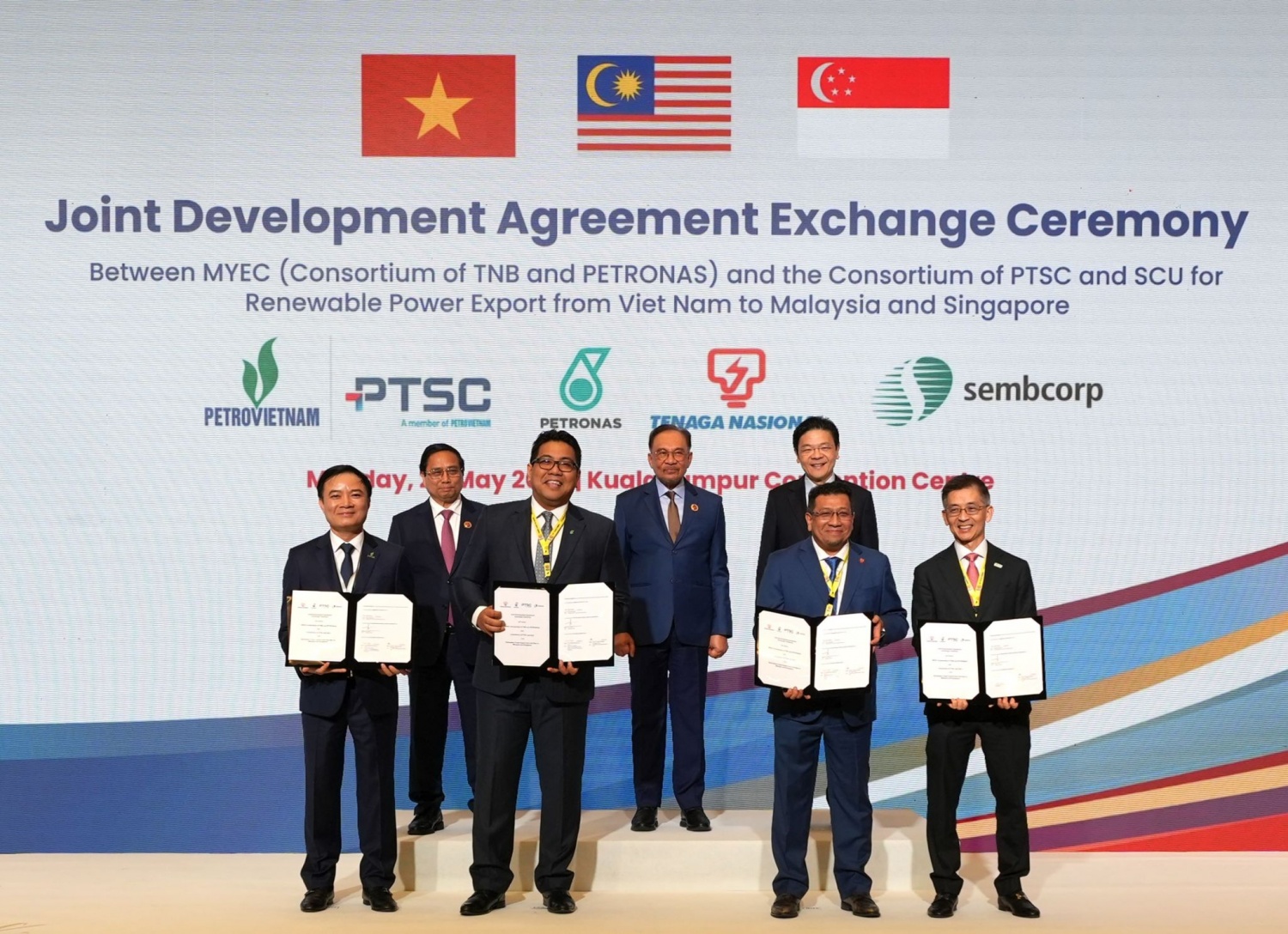 Thủ tướng Việt Nam Phạm Minh Chính cùng hai người đồng cấp Malaysia và Singapore Anwar Ibrahim và Lawrence Wong chứng kiến lễ ký kết thỏa thuận hợp tác xuất khẩu năng lượng tái tạo từ Việt Nam sang Malaysia và Singapore tại Kuala Lumpur, Malaysia, ngày 26 tháng 5 năm 2025. Ảnh: Cổng thông tin Chính phủ