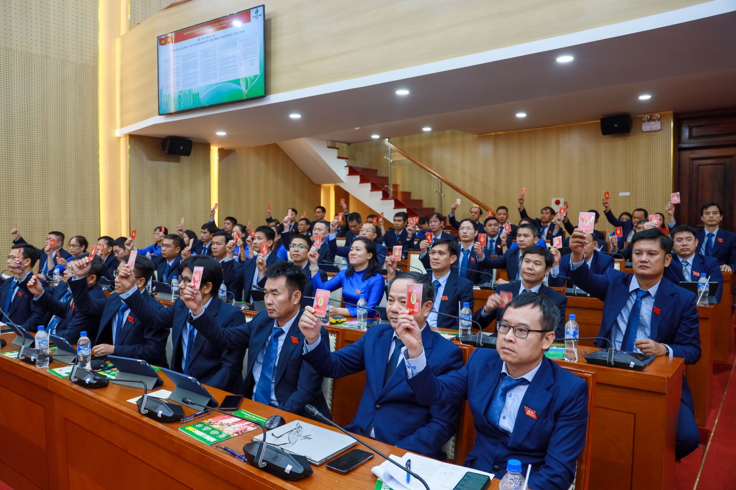 Các đại biểu biểu quyết thông qua các nội dung của Đại hội.