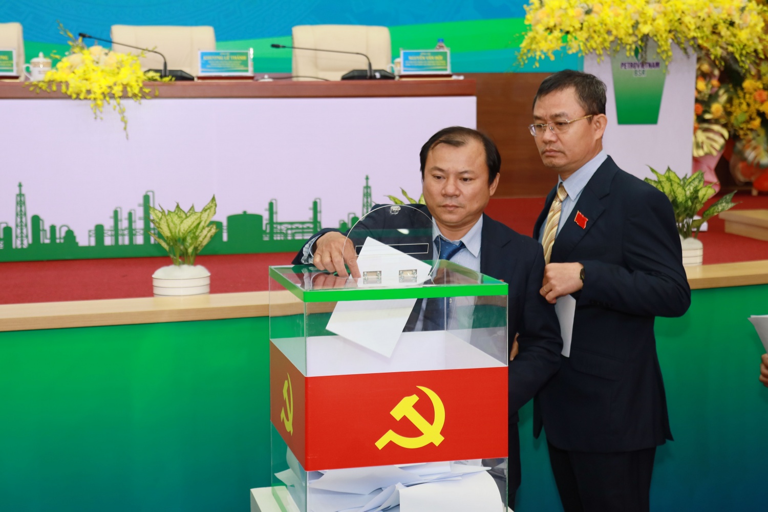 Các đại biểu tiến hành bầu cử tại Đại hội.