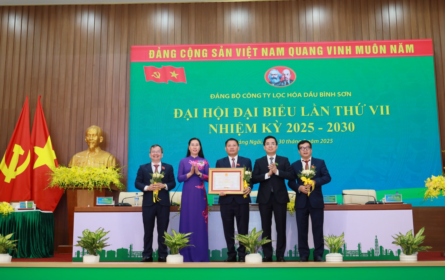 Lãnh đạo BSR nhận bằng khen và hoa chúc mừng từ lãnh đạo tỉnh Quảng Ngãi.