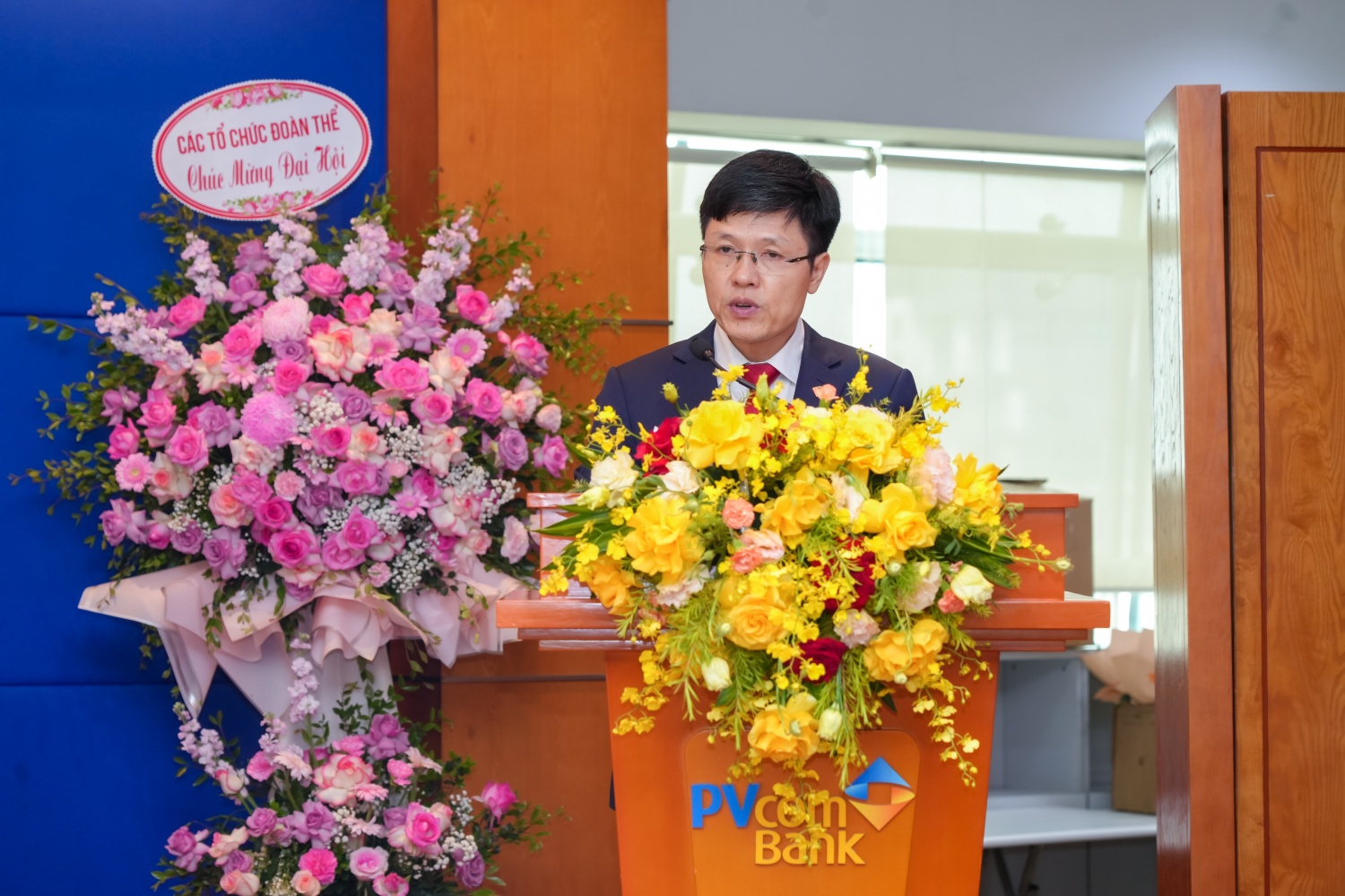 Đồng chí Nguyễn Khuyến Nguồn, Phó Bí thư Đảng ủy, Thành viên HĐQT báo cáo kiểm điểm Ban Chấp hành nhiệm kỳ 2020-2025